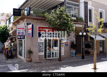 AGENTE DI VIAGGIO GRECO IN AGIOS NIKOLAOS SULL'ISOLA DI CRETE DURANTE LA RECESSIONE DEL 2012 Foto Stock