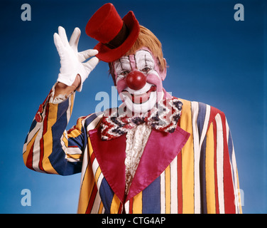 Anni Settanta ritratto di clown IN COSTUME a strisce il ribaltamento di Little Red top hat Foto Stock