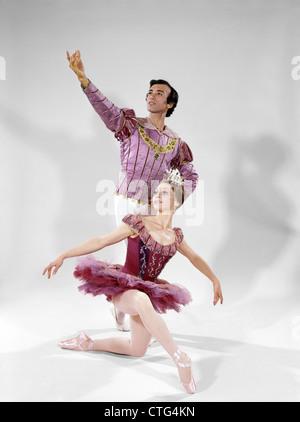 Anni Settanta maschio e femmina di ballerini in una posa classica Foto Stock