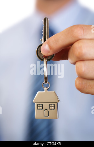 Agente immobiliare di dare le chiavi di casa Foto Stock