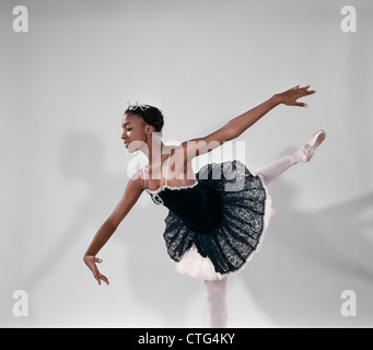 Anni Settanta afro-donna americana ballerina indossando TUTU Foto Stock