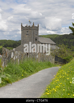 Sentiero pedonale al 15 ° secolo chiesa parrocchiale villaggio di St Michael e tutti gli Angeli in estate Hawkshead Cumbria Inghilterra UK Regno Unito Gran Bretagna Foto Stock