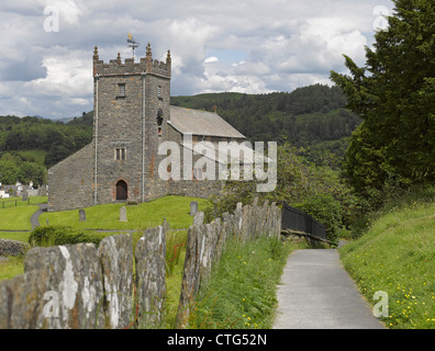 15th secolo parrocchia di San Michele e tutti gli Angeli in estate Hawkshead Village Cumbria Inghilterra Regno Unito Regno Unito GB Gran Bretagna Foto Stock