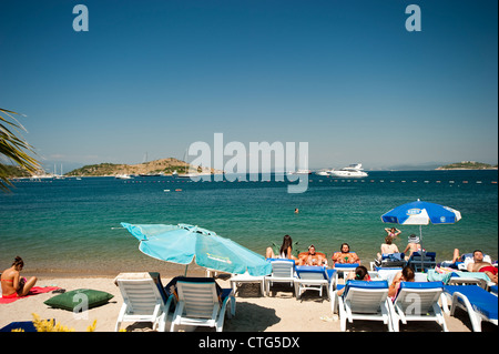 Spiaggia di Turkbuku con turisti Bodrum Turchia Foto Stock
