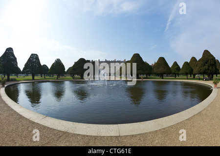 Fontane in giardini formali, Hampton Court Palace, London, Surrey, England, Regno Unito, Regno Unito, GB Gran Bretagna Foto Stock