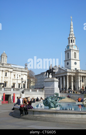 Trafalgar Square fontane e St Martin nei campi, Londra, Inghilterra, UK, Regno Unito, Isole britanniche, GB Gran Bretagna Foto Stock