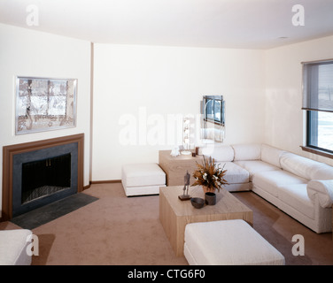 Anni Settanta retrò INTERIOR LIVING ROOM FAMILY ROOM FIRE POSIZIONARE IL LETTINO Foto Stock