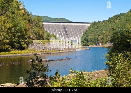 Fontana diga sul piccolo fiume Tennessee produce energia idroelettrica per la Tennessee Valley Authority Foto Stock