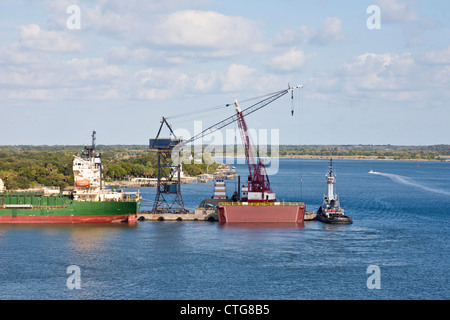 Bitu montagna, tug barche e una gru chiatta ormeggiata nel fiume del St Johns a Jacksonville, Florida, Stati Uniti d'America Foto Stock
