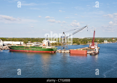 Bitu montagna, tug barche e una gru chiatta ormeggiata nel fiume del St Johns a Jacksonville, Florida, Stati Uniti d'America Foto Stock