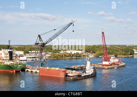 Bitu montagna, tug barche e una gru chiatta ormeggiata nel fiume del St Johns a Jacksonville, Florida, Stati Uniti d'America Foto Stock