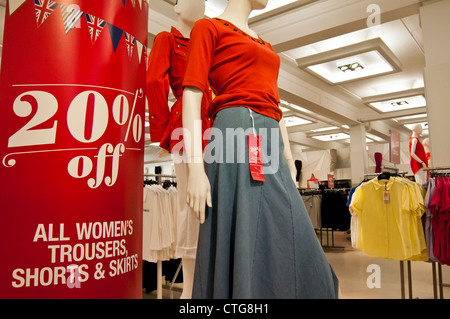 20% di sconto su abbigliamento donna, Marks & Spencer, REGNO UNITO Foto Stock