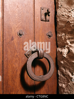 Negli anni settanta in legno marrone porta in legno di quercia con hardware di ferro Foto Stock