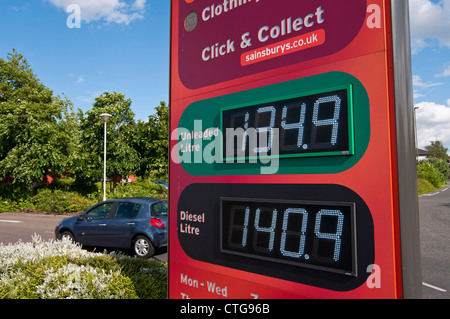 Il prezzo del carburante al display Sainsbury's stazione di benzina, Surrey, Regno Unito Foto Stock