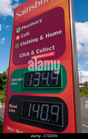 Il prezzo del carburante al display Sainsbury's stazione di benzina, Surrey, Regno Unito Foto Stock