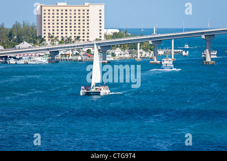 Barca il traffico che passa sotto il ponte di Atlantis a Nassau, Bahamas Foto Stock