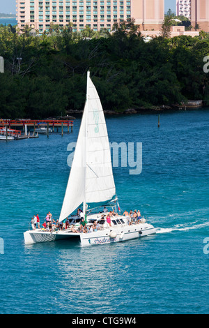 La nave di crociera i passeggeri sul catamarano escursione a Nassau, Bahamas Foto Stock