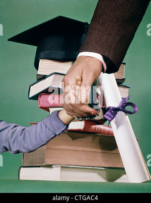 Anni sessanta immagine composita padre figlio Holding Hands libri cappuccio di graduazione DIPLOMA Foto Stock