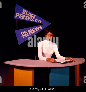 Anni Settanta AFRICAN AMERICAN NEWS ANCHOR che indossa una camicia bianca nera PROGRAMMA DI PROSPETTIVA SULLE NEWS Foto Stock