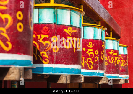 Ruote della preghiera davanti a un tempio, Varanasi, India Foto Stock