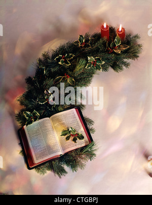 1970 anni settanta bibbia retrò CANDELE NATALE HOLLY GARLAND Foto Stock