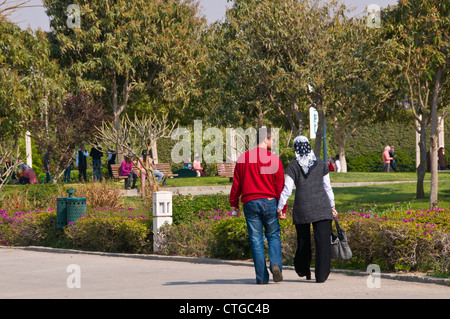 Paio di passeggiare in Ala Azhar Park - questo è uno dei luoghi al Cairo dove le giovani coppie possono godere di una romantica passeggiata Foto Stock