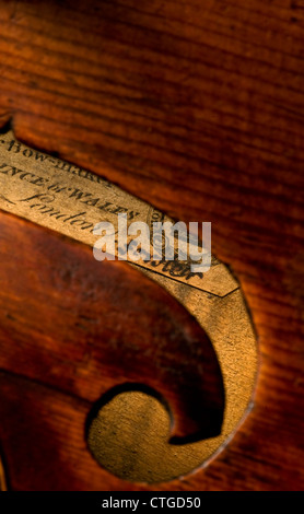 Chiudere la vista attraverso il f foro suono a creatori etichetta e autentica firma su un bene raro William Forster inglese violino c1790 Foto Stock