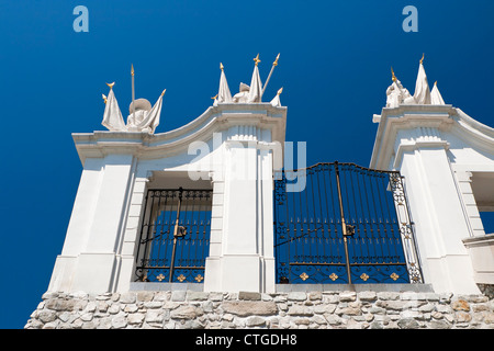 Il cancello di castello di Bratislava con cielo blu in background Foto Stock