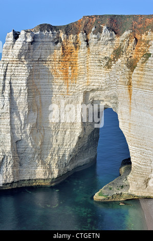 La Manneporte, roccia naturale arch fatta dal vento ed erosione di acqua in Chalk Scogliere di Etretat, Côte d'Albâtre, Normandia, Francia Foto Stock