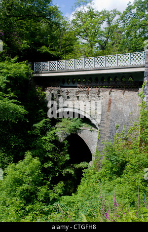 Ponte del diavolo i tre ponti sul fiume Mynach dal diavolo la conca a piedi Pontarfynach Ceredigion Mid Wales UK Foto Stock
