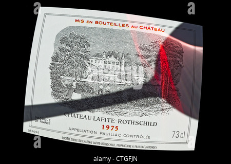 Degustazione di vino ombra di vetro che cade su etichetta di Premier cru Chateau Lafite-Rothschild 1975 vino rosso Pauillac Bordeaux Francia Foto Stock