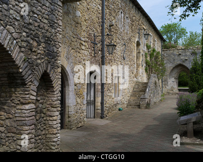 Dh Abbazia di Beaulieu BEAULIEU HAMPSHIRE Il Domus edifici cortile chiesa edificio Priory Regno Unito Foto Stock