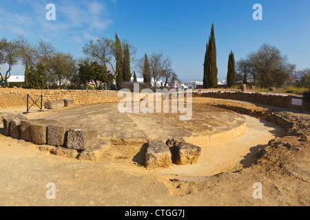 Mausoleo di circolare nella necropoli romana del complesso archeologico, Carmona, provincia di Siviglia, Spagna. Foto Stock