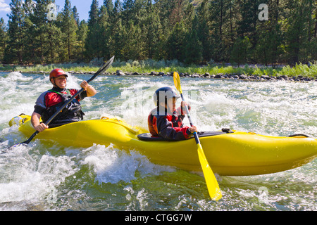 Caucasian padre e figlio kayak in fiume Foto Stock