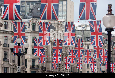 Righe di Union Jack appesa su Regent Street per celebrare la Regina Elisabetta II di Diamante Giubileo Giugno 2012 Londra Inghilterra REGNO UNITO Foto Stock
