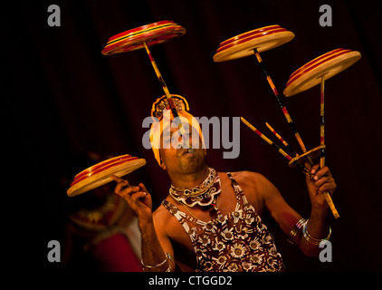 Ballerino Kandyan eseguendo, Kandy, Sri Lanka Foto Stock