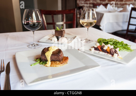 Un bordo di taglio ristorante Americano che reinventa piatti classici con stile e brioso. Foto Stock