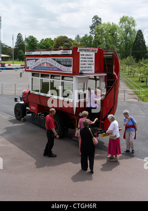 dh National Motor Museum BEAULIEU HAMPSHIRE passeggeri a bordo di una Londra d'epoca aprire il bus omnibus in alto Foto Stock