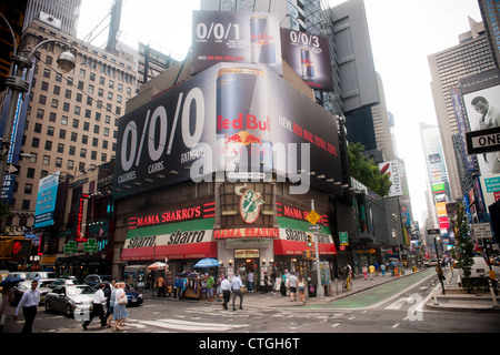 Pubblicità per la Red Bull a zero calorie bevanda energetica su un cartellone a Times Square a New York Foto Stock