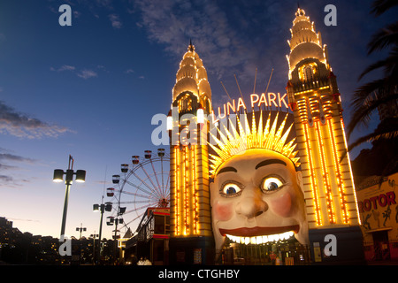 L'ingresso al Luna Park luna park di notte con il Grinning faccia e ruota panoramica Ferris Milsons Point Sydney NSW Australia Foto Stock