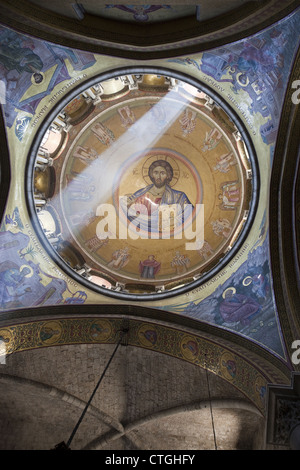 Cristo Pantocratore mosaico in una cupola della chiesa del Santo Sepolcro di Gerusalemme, Israele Foto Stock