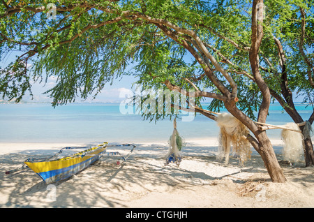 Barche da pesca sulla spiaggia di Dili timor est a Timor orientale Foto Stock