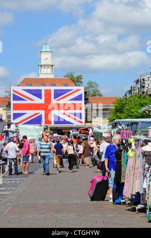 Romford Market Place dominata dalla grande Union Jack flag in posto per Queens giubileo e il 2012 Olympic celebrazioni giornata d'estate Foto Stock