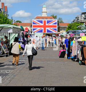 Romford Market Place dominata dalla grande Union Jack flag in posto per Queens giubileo e il 2012 Olympic celebrazioni giornata d'estate Foto Stock