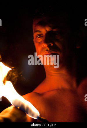 Fire eating uomo, Kandy, Sri Lanka Foto Stock