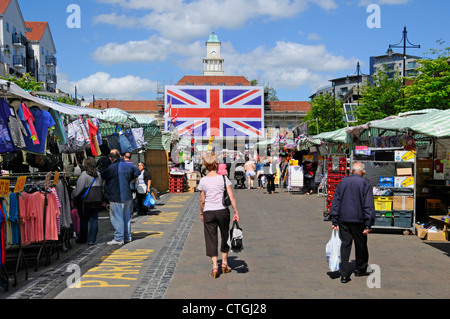 Romford Market Place dominata dalla grande Union Jack flag in posto per Queens giubileo e il 2012 Olympic celebrazioni giornata d'estate Foto Stock