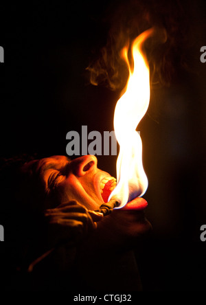 Fire eating uomo, Kandy, Sri Lanka Foto Stock