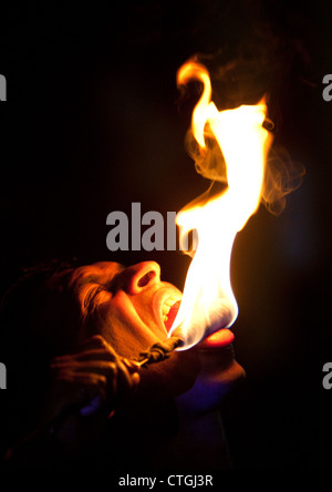 Fire eating uomo, Kandy, Sri Lanka Foto Stock