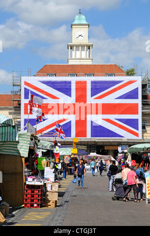 Romford Market Place dominata dalla grande Union Jack flag in posto per Queens giubileo e il 2012 Olympic celebrazioni giornata d'estate Foto Stock