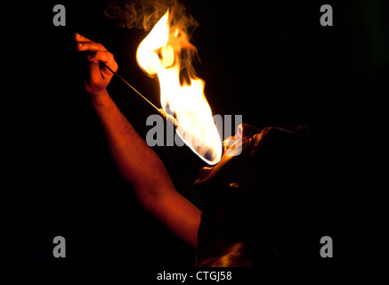 Fire eating uomo, Kandy, Sri Lanka Foto Stock